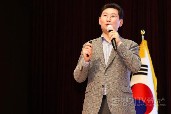 [크기변환]2. 이상일 용인특례시장이 13일 시청에서 열린 제71주년 재향군인의 날 기념식에서 안보 주제의 특강을 진행하고 있다.jpg