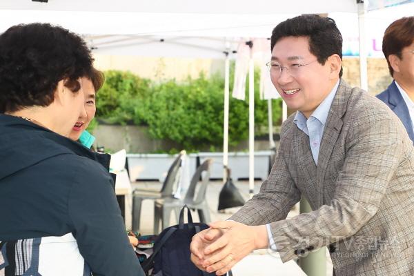 [크기변환]10-2. 이상일 용인특례시장이 14일 동백호수공원에서 열린 제4회 석성산 문화축제에서 주민과 악수를 하고 있다.jpg