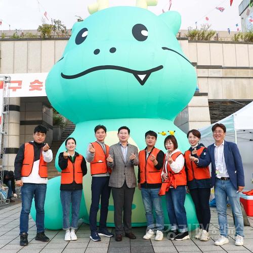 [크기변환]10-3. 이상일 용인특례시장이 14일 동백호수공원에서 열린 제4회 석성산 문화축제에서 관계자들과 기념촬영을 하고 있다.jpg