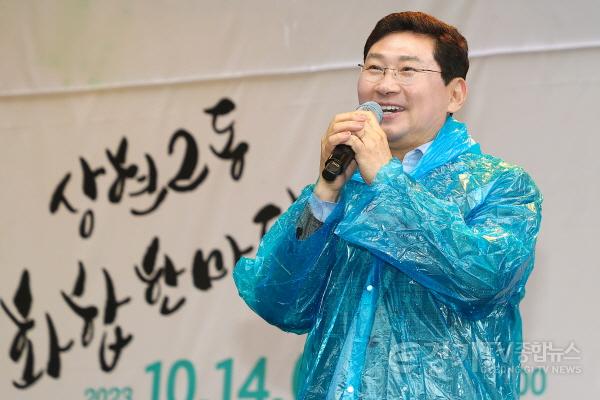 [크기변환]10-8. 이상일 용인특례시장이 14일 수지구 상현2동 행정복지센터에서 열린 소실봉 문화축제에서 인사말을 하고 있다.jpg