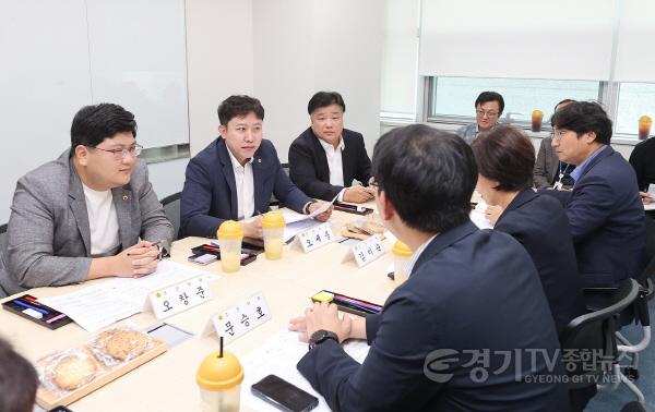 [크기변환]231013 경기도의회 혁신 추진단, 1차 회의 개최...양당 공동단장 추대.JPG.jpg