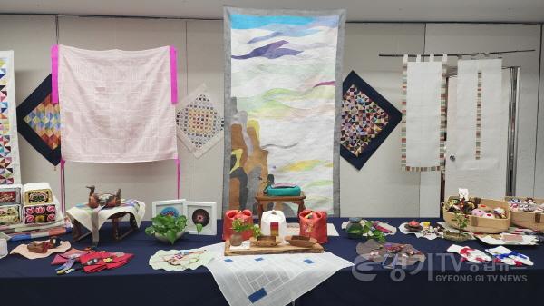 [크기변환]2-2. 생활개선회 용인시협의회가 지난 14일 농촌테마파크에서 성과 전시를 열었다.jpg