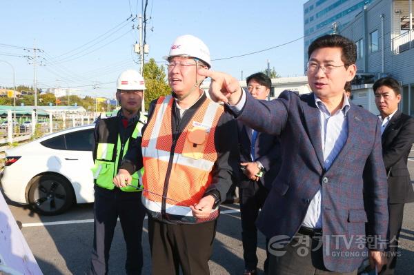 [크기변환]1-2. 지난 17일 경부고속도로 기흥나들목 공사 현장을 찾은 이상일 용인특례시장.jpg