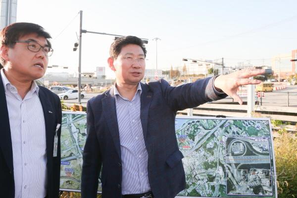 [크기변환]1-1. 지난 17일 경부고속도로 기흥나들목 공사 현장을 찾은 이상일 용인특례시장.jpg