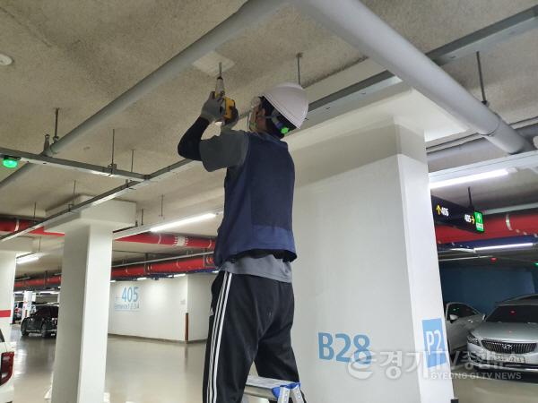 [크기변환]5-2. 안전진단전문기관 관계자들이 관내 공동주택의 철근 누락 및 콘크리트 강도를 확인하고 있다..jpg