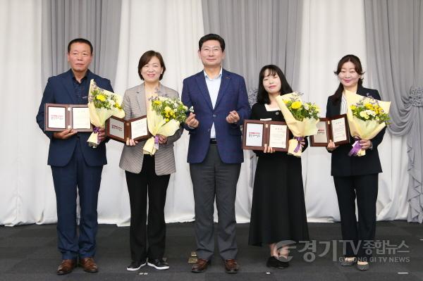 [크기변환]6-2. 이상일 용인특례시장이 지난 26일 시청 컨벤션홀에서 열린 제2회 장애인 평생교육 성과공유회에서 시장 표창을 수여하고 수상자들과 기념촬영을 하고 있다..jpg