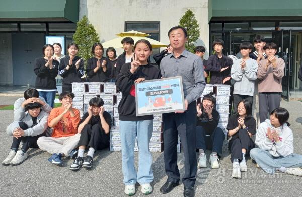 [크기변환]11-2. 지난 26일 헌산중학교가 원삼면에 전교생 71명이 모금한 이웃돕기 성금을 어려운 이웃을 위해 써 달라며 기탁했다..jpg