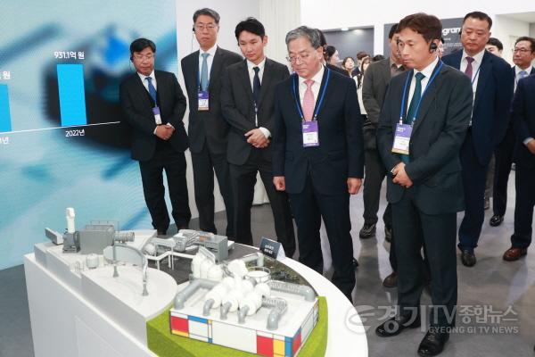 [크기변환]14-3. 황준기 제2부시장이 VIP들과 삼성전자 홍보관을 방문해 반도체 생산시설에 대한 설명을 듣고 있는 모습..jpg