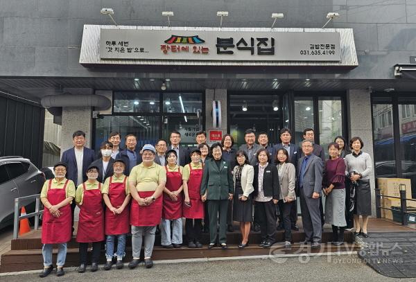 [크기변환]김경희 이천시장이 이천시청 간부 공무원과 함께 자활기업 ‘장터분식’을 방문해 오찬을 하며 장터분식 대표와 종사자들을 격려했다. (1).jpeg
