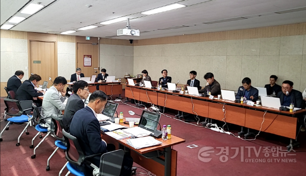 [크기변환]1. 지난달 31일 용인특례시청에서 열린 민간제안 산업단지 투자의향서 평가를 위한 정책자문회의 현장 모습.png
