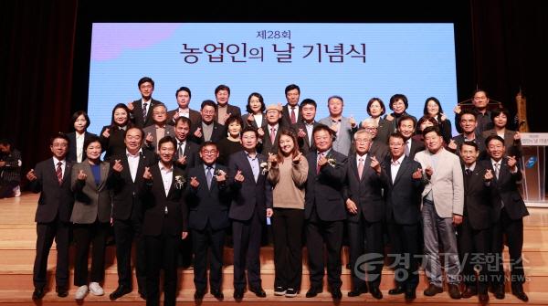 [크기변환]13-3. 이상일 용인특례시장(앞줄 왼쪽에서 여섯째)을 비롯한 내빈들이 3일 시청에서 열린 제28회 용인시 농업인의 날 기념식에서 기념촬영을 하고 있다..jpg