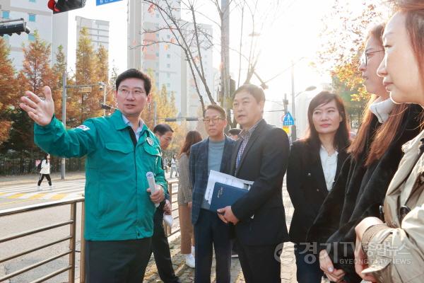 [크기변환]12-3. 이상일 용인특례시장이 지난 2일 수지 지역 5개 초·중·고교를 방문해 통학· 교육환경을 점검하였다..JPG