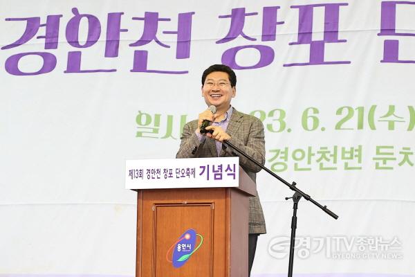 [크기변환]2.이상일 용인특례시장이 제13회 포곡읍 경안천 창포축제 현장을 찾아 인사말을 하고 있다..jpg