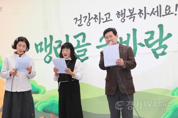 [크기변환]3-1. 이상일 용인특례시장이 지난 4일 행복선원 맹리골 솔바람 축제에서 솔바람 합창단과 함께 10월의 어느 멋진 날에를 열창하고 있다..jpg