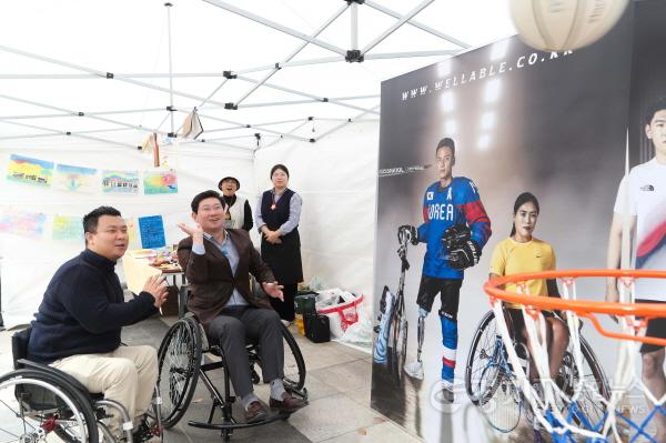 [크기변환]4-1. 이상일 용인특례시장이 지난 4일 열린 제7회 사회적경제 한마당에서 휠체어 농구를 체험하고 있다..jpg