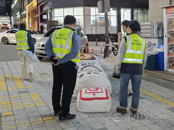 [크기변환]7. 처인구가 마평동과 역북동에서 지난 2일 불법 옥외광고물 야간 단속을 진행했다.jpeg