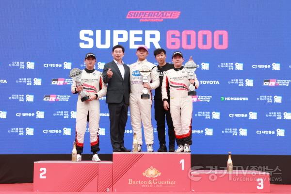 [크기변환]1-2. 이상일 용인특례시장이 2023 CJ대한통운 슈퍼레이스 8라운드 입상자들에게 트로피를 시상했다..jpg