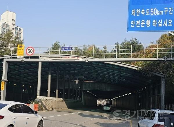 [크기변환]6-2. 현재는 철거된 죽전 방음터널의 수동식 차량 진입차단기.jpg