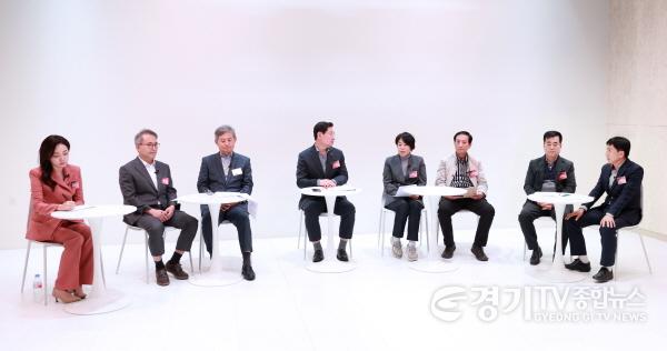 [크기변환]5-3. 이상일 용인특례시장이 시민 패널의 질문을 경청하고 있는 모습.jpg