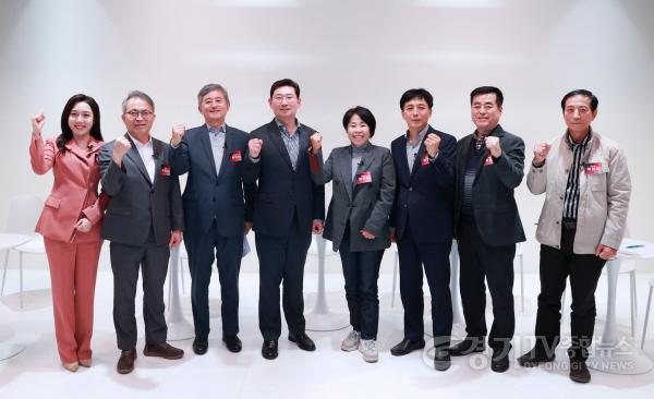 [크기변환]5-4. 시민과의 대화가 끝난후 이상일 용인특례시장과 패널들이 기념촬영을 하고 있는 모습.jpg