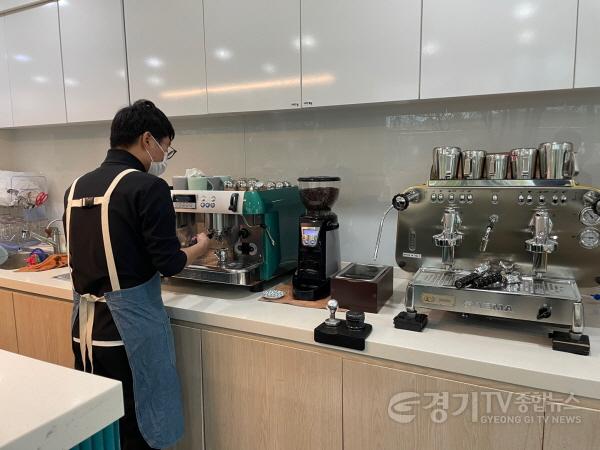 [크기변환]3. 용인특례시가 2024년 장애인일자리사업 참여자를 모집한다. 장애인일자리 참여자가 근무하고 있는 모습..jpg