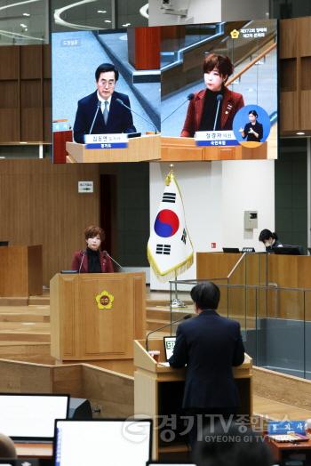 [크기변환]231108 정경자 의원, 경기도 확장재정 기조의 근본 문제 등 김동연 지사 대상 일문일답 진행 (1).jpg