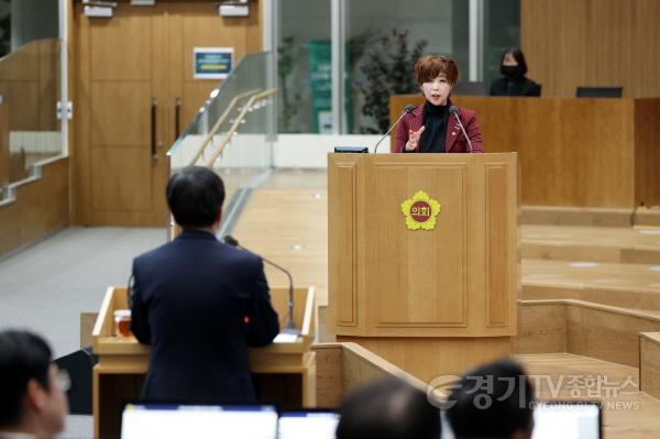 [크기변환]231108 정경자 의원, 경기도 확장재정 기조의 근본 문제 등 김동연 지사 대상 일문일답 진행 (2).jpg