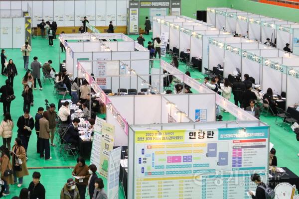 [크기변환]2-1. 8일 단국대 죽전캠퍼스 체육관에서 열린 2023 용인특례시 하반기 일자리박람회 청년 JOB FAIR에 구직자 600여명이 몰렸다.jpg