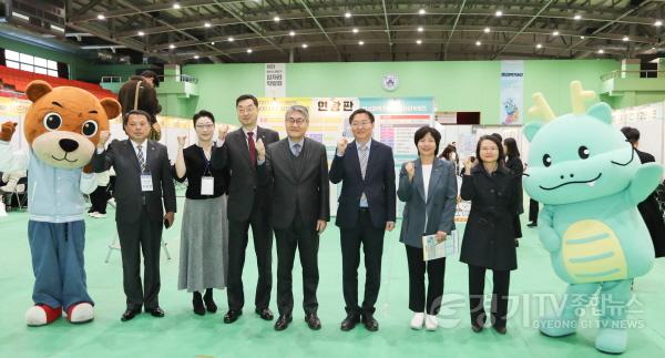 [크기변환]2-4. 8일 단국대 죽전캠퍼스 체육관에서 열린 2023 용인특례시 하반기 일자리박람회 청년 JOB FAIR에서 관계자들이 기념촬영을 하고 있다(오른쪽에서 네번째가 류광열 제1부시장).jpg