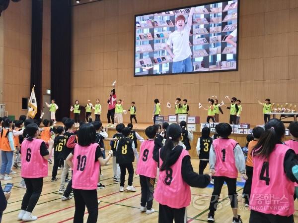 [크기변환]사본 -사진 2 어깨동무 챌린지 축제.jpg