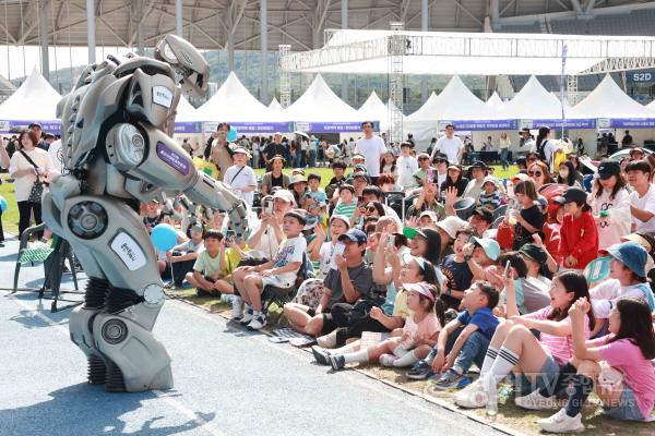 [크기변환]4-2. 시민들이 9월 23_24일 제23회 용인 사이버 과학 축제에 등장한 로봇 타이탄을 보며 관람하고 있다.JPG