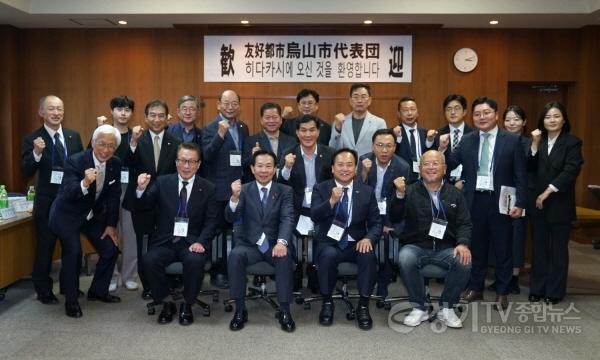 [크기변환]사본 -1-2 이권재 오산시장과 오산시 교류협회 관계자 등이 야가사키 데루오 히다카시장 등 히다카시 관계자들과 함께 기념촬영.jpg