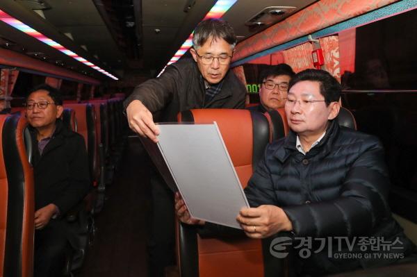 [크기변환]2-3. 이상일 용인특레시장이 5005번 출근 전용 전세버스 투입 현황을 시 관계자로부터 보고 받고 있다..jpg