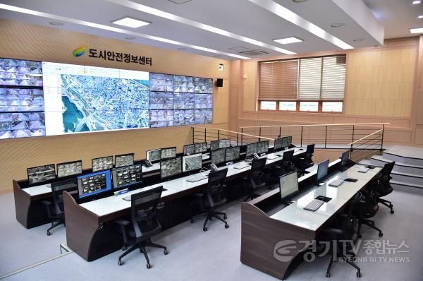 [크기변환]01-여주시 도시안전정보센터, 실종 아동 구조 기여.-영상관제실.JPG