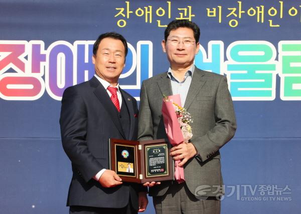 [크기변환]10-3. 이상일 용인특례시장은 14일 용인실내체육관 일원에서 열린 제16회 장애인 어울림한마당행사에서 장애인 복지 증진과 인식개선을 위해 다양한 정책을 펼쳐온 공로를 인정받아 감사패를 받았다..jpg