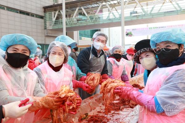 [크기변환]9-1. 이상일 용인특례시장이 14일 시청 광장에서 열린 사랑나눔 김장축제에서 봉사자들과 김장을 함께 담갔다.jpg