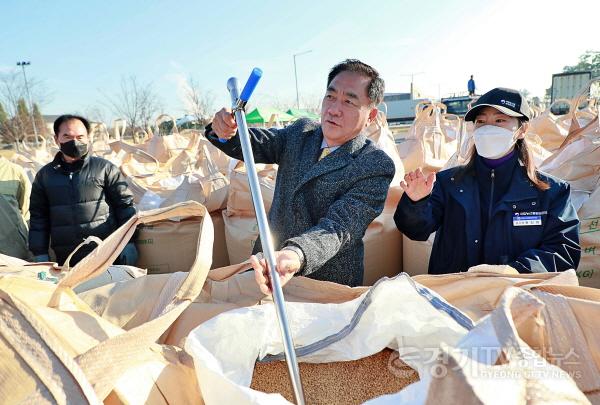 [크기변환]12-2 정장선 평택시장 공공비축미 매입 현장 찾아.JPG