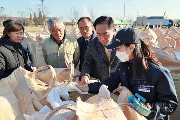 [크기변환]12-1 정장선 평택시장 공공비축미 매입 현장 찾아.JPG