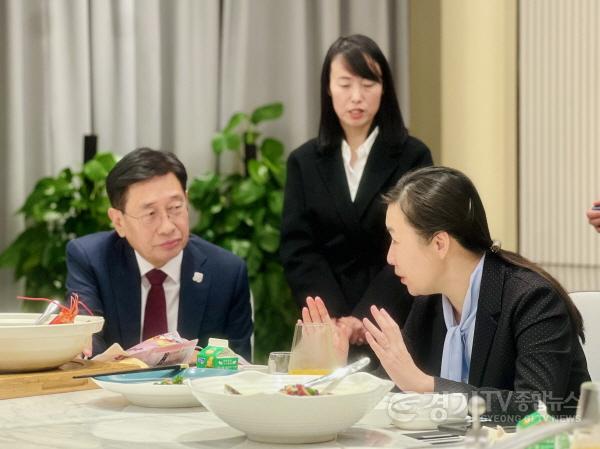 [크기변환]06 전진선 양평군수 중국 장홍위 당서기와 환담(2).jpg