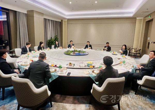 [크기변환]06 전진선 양평군수 중국 장홍위 당서기와 환담(3).jpg