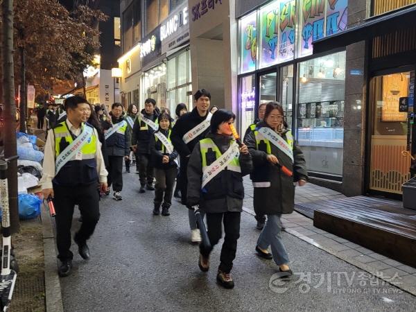 [크기변환]6. 처인구가 16일 용인동부경찰서, 청소년지도위원들과 함께 청소년 유해환경 단속을 위한 합동점검을 진행했다..JPG