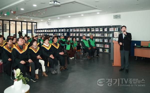[크기변환]1. 이상일 용인특례시장이 지난 17일 새마을회관에서 열린 새마을 열린대학 수료식에서 인문학 특강을 진행하고 있다..jpg