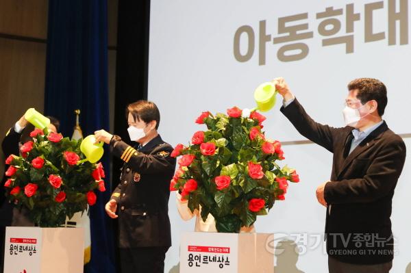 [크기변환]8-3. 이상일 용인특례시장(오른쪽)이 17일 제17회 아동학대 예방의 날 기념식에서 매직트리 퍼포먼스에 참여하고 있다.jpg