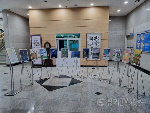 [크기변환]2. 포곡도서관 로비에 전시된 예술동아리 Art For 회원들의 작품.jpg