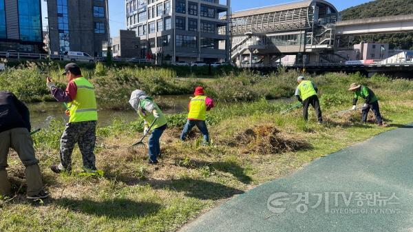 [크기변환]3. 경안천 제초 작업 현장 모습.jpg