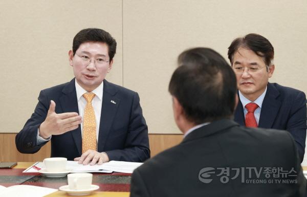 [크기변환]10-1. 이상일 용인특례시장이 23일 세종시에서 우동기 지방시대위원장을 만나 특례시 권한 확보를 위해 적극 지원해달라고 요청하고 있다.jpg