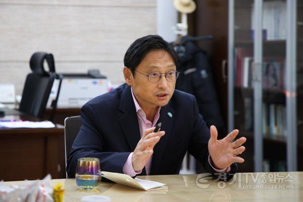 [크기변환](1124)[도로건설과]주광덕 남양주시장, 오후석 경기도 행정2부지사 만나 2개월여 개통 늦어진 국지도98호선 등 지역현안 조속한 추진 건의(오후석 경기도 행정2부지사).jpg