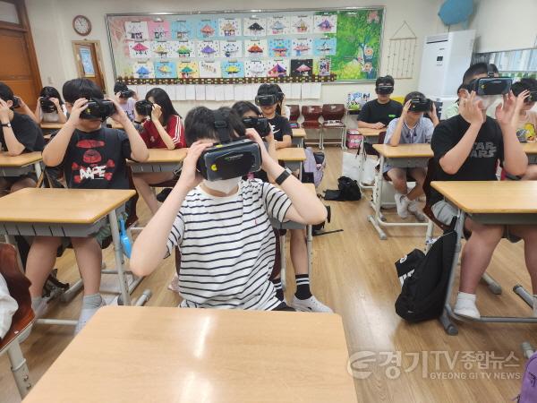 [크기변환]1. 용인특례시가 올해 어린이 대상 VR 안전교육을 한데 이어 내년엔 어르신 교육도 확대한다.jpg