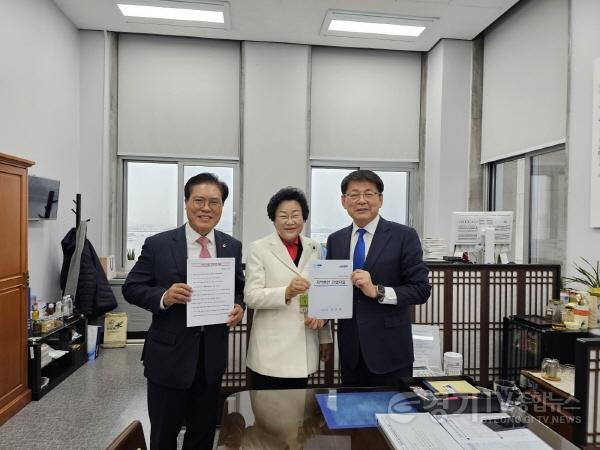 [크기변환]김경희 시장은 지난 27일 국회에서 서삼석 예산결산특별위원회 위원장을 만나 지역현안을 건의했다 (2).jpg