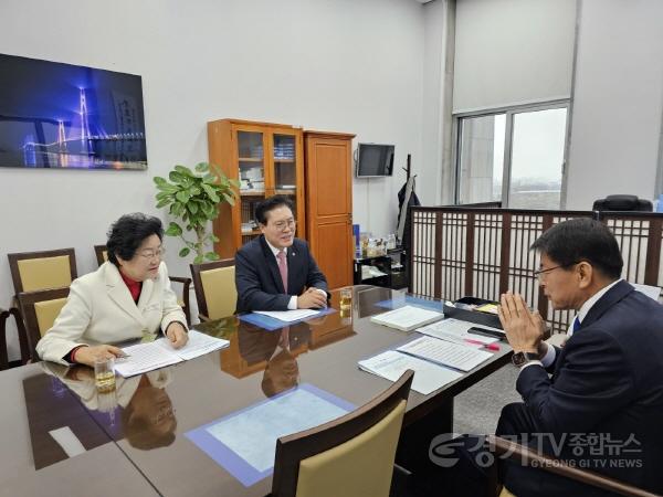 [크기변환]김경희 시장은 지난 27일 국회에서 서삼석 예산결산특별위원회 위원장을 만나 지역현안을 건의했다 (1).jpg